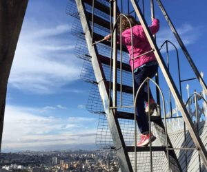 Niña subiendo una escalera muy alta tiene más energía