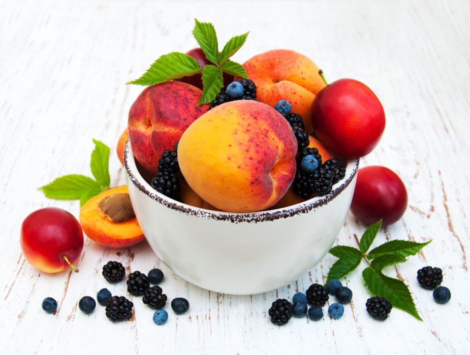 Fresh peaches blueberries and blackberries which are low histamine fruits and acceptable on the low histamine diet