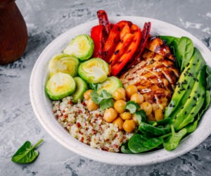 Low histamine diet bowl of chicken cucumber quinoa avo and red bell pepper.
