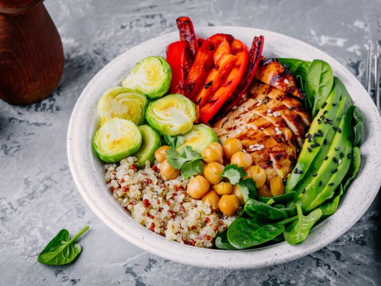 Low histamine diet bowl of chicken cucumber quinoa avo and red bell pepper.