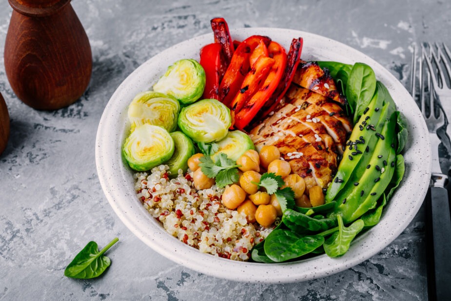 Low histamine diet bowl of chicken cucumber quinoa avo and red bell pepper.
